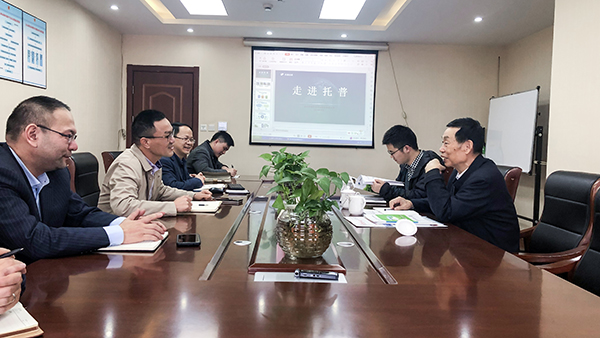 座談會現場，陳渝陽董事長與孫院士熱切交談