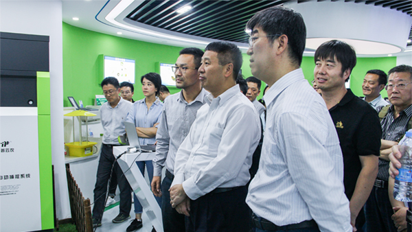 全國農技中心黨委書記魏啟文一行參觀茄子视频免费观看展廳