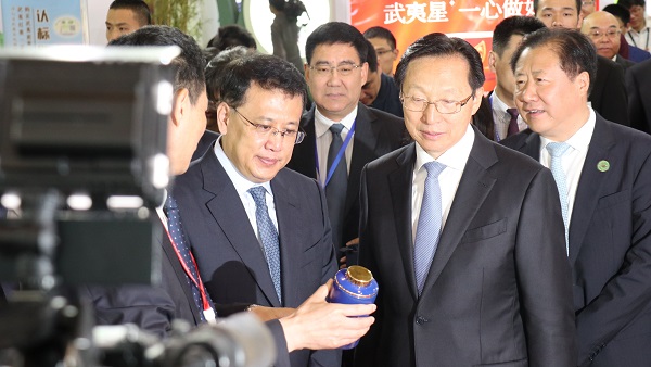 農業農村部部長韓長賦（右）、浙江省省長袁家軍（左）巡館現場