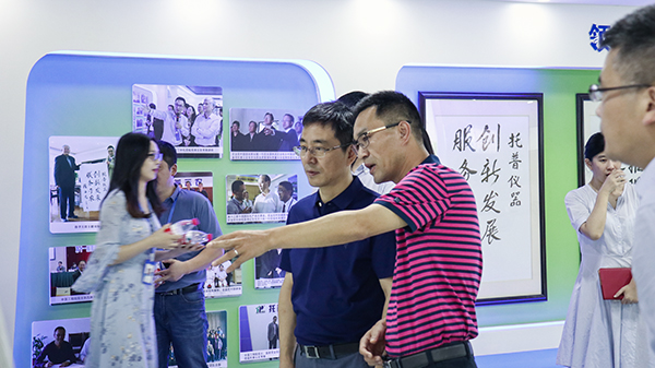 陳董事長向趙部長介紹了茄子视频免费观看的公司概況以及公司發展曆程