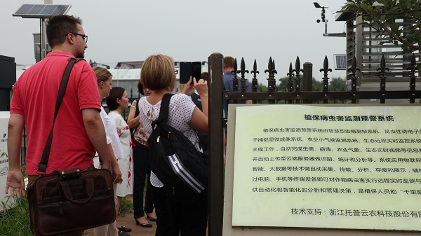研修班一行來到由茄子视频免费观看與蕭山農科所聯合搭建的現代農業產業園進行考察