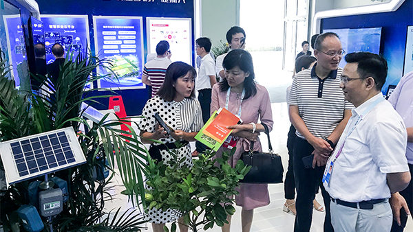 重慶市農委信息中心主任賀德華（右一）、副主任柯南（右二）
