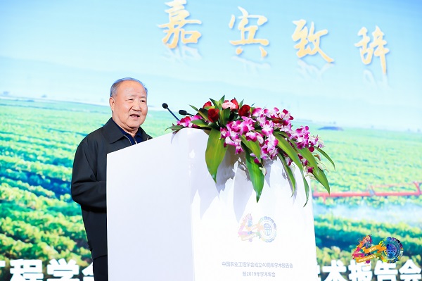 農業部原常務副部長、中國農業工程學會第五屆理事長劉成果