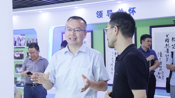 趙喜凱局長參觀茄子视频免费观看展廳