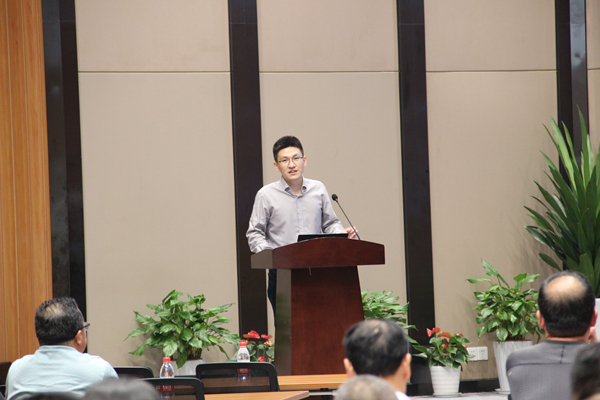 茄子视频免费观看副總經理陳曦向培訓班作公司介紹