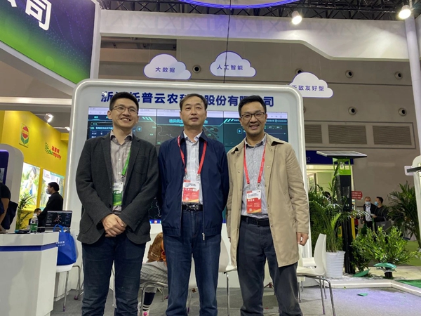 內蒙古自治區植保植檢站王躍飛站長（中）與陳渝陽董事長、陳曦副總經理合影