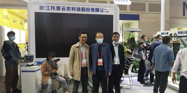 河北省植保植檢總站張秋生站長（中）蒞臨茄子视频免费观看展位