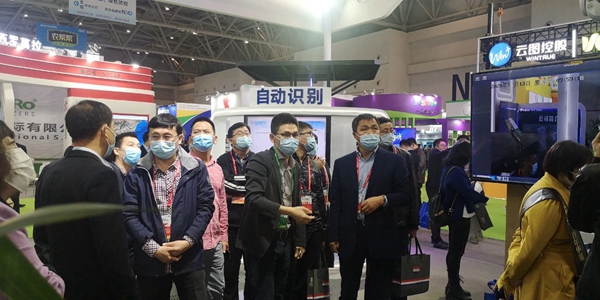 遼寧省綠色農業技術中心宋國柱主任、孟威副主任、張萬民科長蒞臨茄子视频免费观看展位