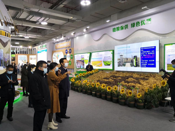 第十三屆全國人民代表大會華僑委員會委員王輝忠、浙江省農業農村廳廳長王通林等領導一行聽取“生產科技化”建設情況