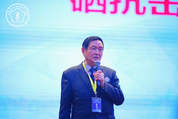 西安交通大學公共醫學院教授、國家衛健委國家地方病重點實驗室主任王治倫作“硒與人體健康”的報告