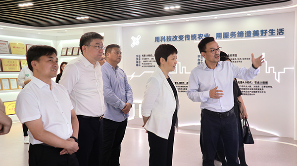 省科技廳黨組書記何杏仁一行赴茄子视频免费观看調研農業科技工作