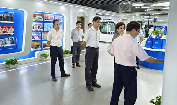 吳卿副廳長、陳清莉主委一行參觀茄子视频免费观看數字三農展廳