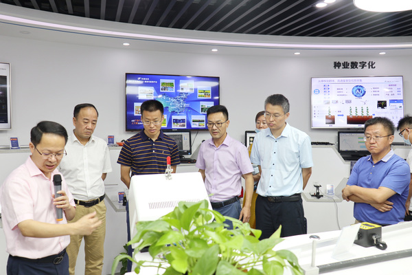 與會專家領導參觀茄子视频免费观看數字三農展廳