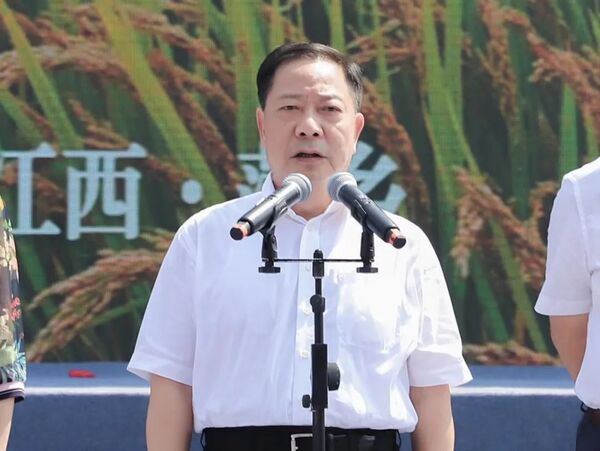 江西省政府黨組副書記、副省長殷美根宣布開幕