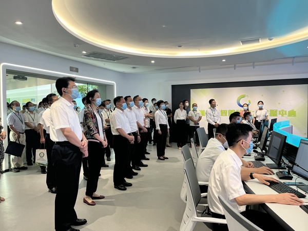 與會專家領導參觀茄子视频免费观看支撐構建的智慧種業服務平台