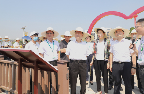 與會專家領導參觀茄子视频免费观看支撐構建的智慧種業服務平台