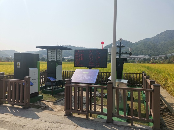 與會專家領導參觀茄子视频免费观看支撐構建的智慧種業服務平台